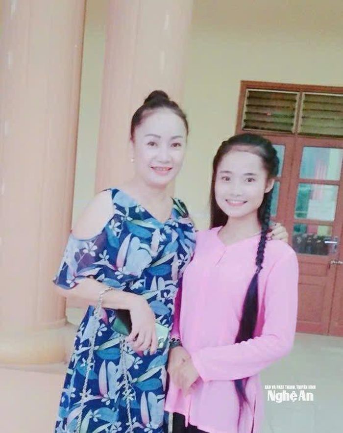 NSND Hồng Lựu và ca sĩ trẻ Thanh Xuân. Ảnh: NVCC