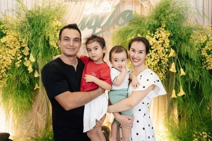 Võ Hạ Trâm bị trêu chọc là "đẻ thuê" vì 2 con đều giống bố.