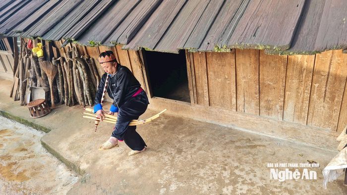 Nghệ nhân dân gian Vừ Lầu Phổng thổi khèn Mông đón mùa xuân về trên rẻo cao Huồi Giảng 1, xã Mường Xén. Ảnh: HT