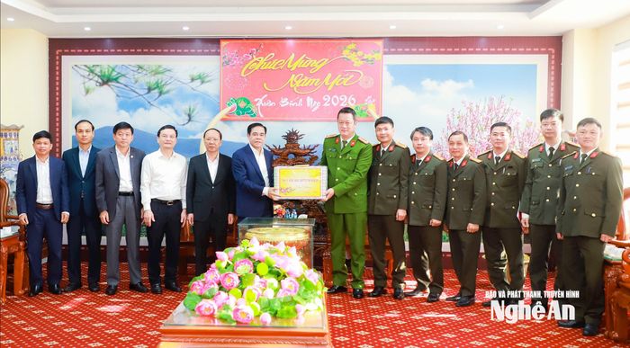 Đoàn công tác tặng quà, chúc Tết Bính Ngọ năm 2026 đến Công an tỉnh. Ảnh: Thành Duy