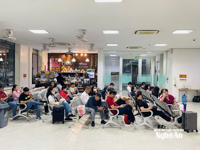 Người dân tập trung tại bến xe phía Đông. Ảnh: Q.A