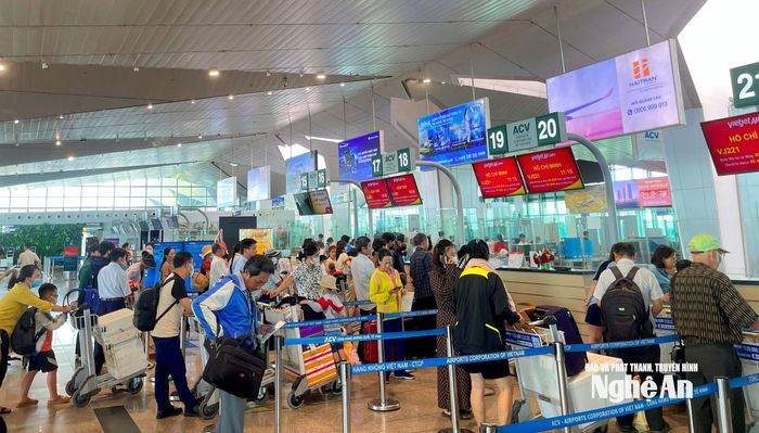 Sân bay Vinh luôn có lượng khách tăng cao dịp cuối năm. Ảnh: Q.A