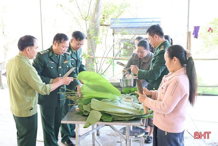 Bộ đội Biên phòng Hà Tĩnh và bà con bản Thoọng Pẹ gói bánh chưng đón Tết