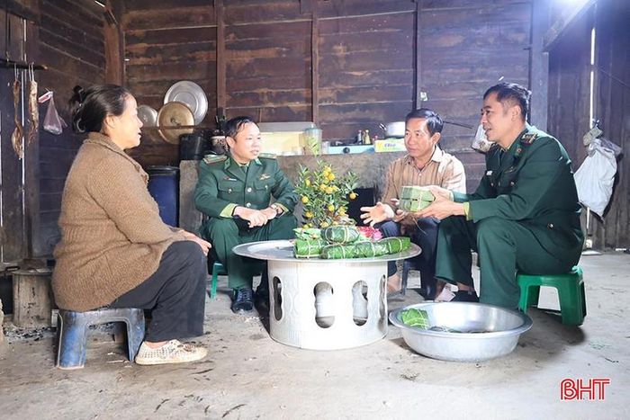 Gia đình ông Vừ Chùng Mùa, bà Mùa Thị Máy cùng với cán bộ Bộ đội Biên phòng Hà Tĩnh chuẩn bị đón Tết Việt trên đất nước Lào.