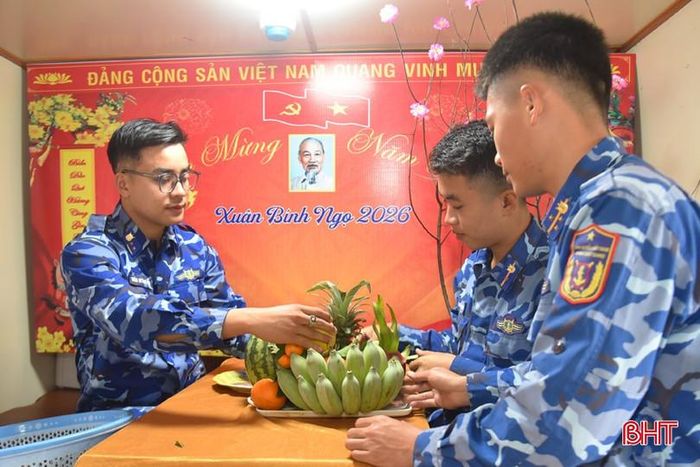 Chuẩn bị mâm ngũ quả, trang trí bàn thờ Tổ quốc, treo ảnh Bác để đón Tết trên biển.