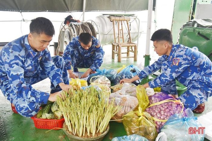 Thực phẩm được chuẩn bị đa dạng, dồi dào, đủ để CBCS ăn Tết trên biển.