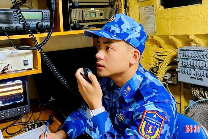 Thượng úy Trần Quỳnh Anh tuyên truyền, nhắc nhở ngư dân chú ý an toàn và đánh bắt hải sản đúng quy định.
