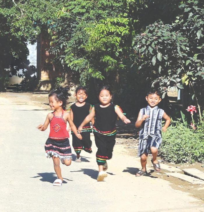 Trên con đường làng ngập nắng xuân, những đứa trẻ người Raglai tung tăng chạy nhảy