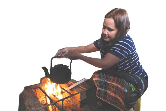 Chị Ca Thị Phương bên bếp lửa