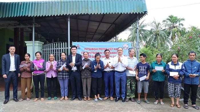 Người dân thôn Kén được các doanh nghiệp, nhà hảo tâm chia sẻ, khắc phục khó khăn sau bão lũ.