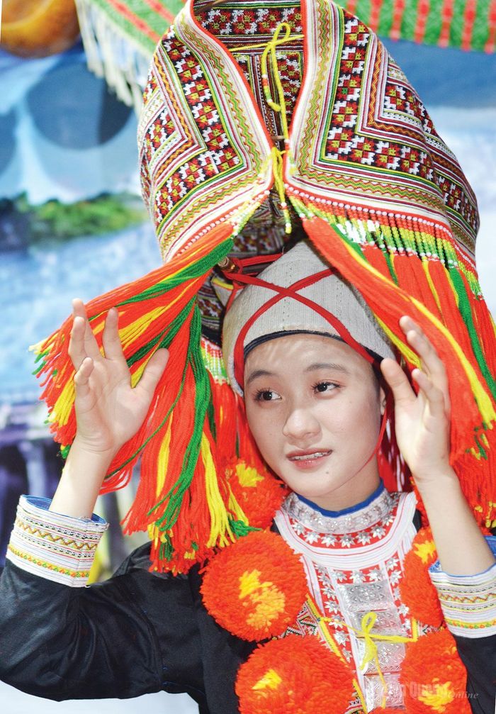 Nghệ thuật trang trí trên trang phục truyền thống của người Dao đỏ được công nhận là Di sản văn hóa phi vật thể quốc gia. Ảnh: Cảnh Trực