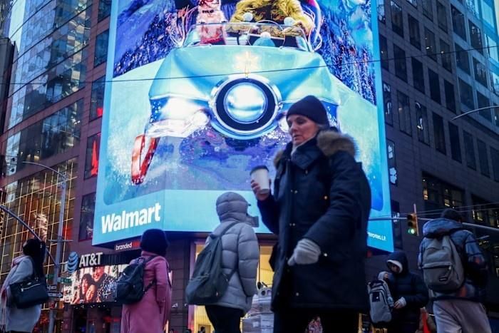  Giá cổ phiếu của Walmart đã tăng vọt vào năm ngoái sau khi công ty này công bố thỏa thuận với ChatGPT, cho phép khách hàng mua hàng trực tiếp từ "cuộc trò chuyện". Ảnh: Michael Nagle/Bloomberg. 