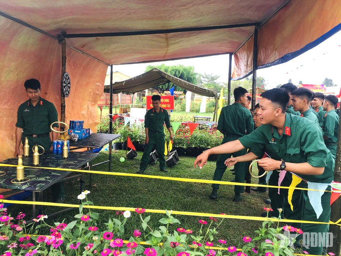 Chiến sĩ Tiểu đoàn 6, Trung đoàn 5 phấn khởi với các trò chơi có thưởng tại trại xuân. 