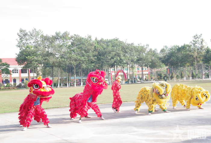 Các chiến sĩ Trung đoàn 271 luyện tập múa lân sẵn sàng cho ngày hội “Xuân Chiến sĩ”. 