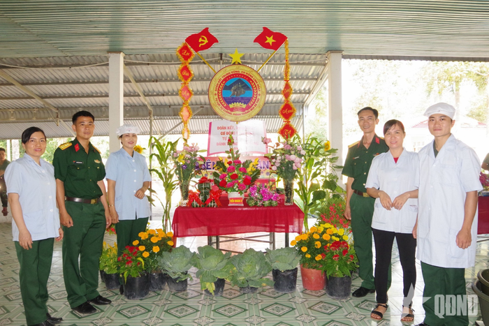  Phần tham gia dự thi bày cỗ Tết của Tiểu đoàn 2, Trung đoàn 4. 