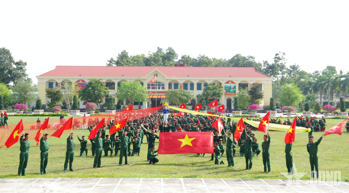  Chiến sĩ Trung đoàn 4 và đơn vị kết nghĩa với phần tham gia dự thi múa dân vũ đặc sắc, ấn tượng.