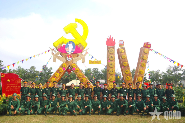 Cán bộ, chiến sĩ khối trực thuộc Trung đoàn 5 chụp hình lưu niệm tại trại xuân của đơn vị. 