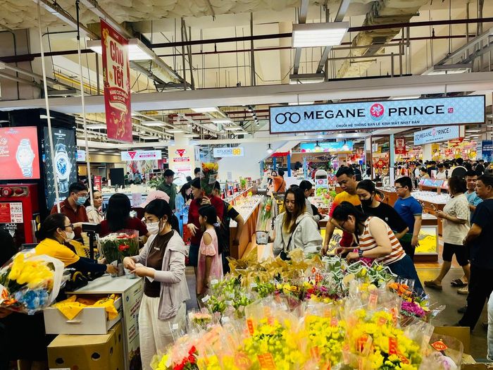 Khu vực bán hoa tươi tấp nập khách lựa mua