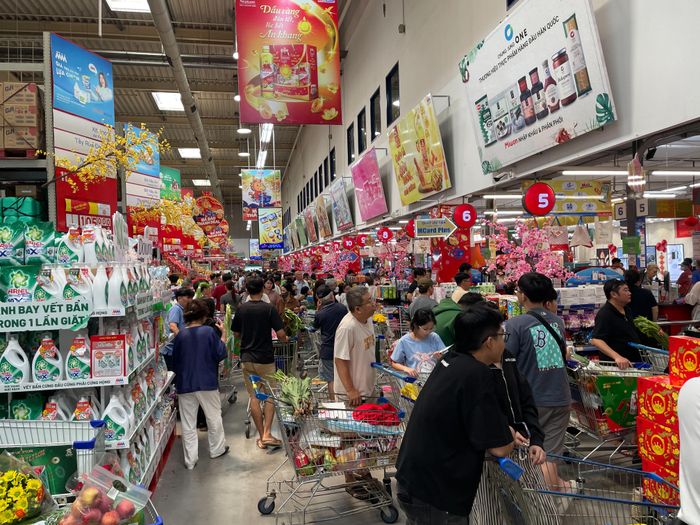Khách mua sắm tăng mạnh vào chiều tối và kéo dài đến tận đêm