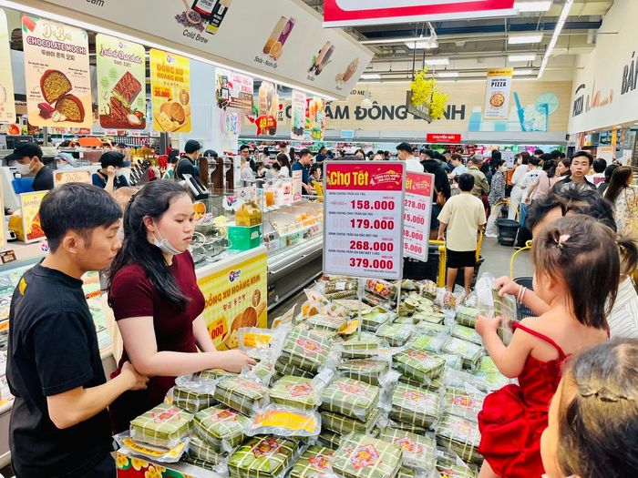 Khách lựa bánh chưng các loại tại siêu thị