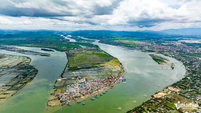 Nhiều năm qua, cả một đoạn sông Gianh đi qua gần hai huyện Tuyên Hóa, Quảng Trạch (của tỉnh Quảng Bình cũ) hầu như không có phương tiện đi lại. Ảnh: Hoàng Hà