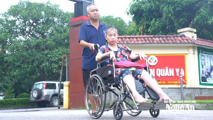 Vợ chồng ông Vi Văn Ngữ từ bệnh viện trở về xóm trọ. Ảnh: Ngọc Dũng