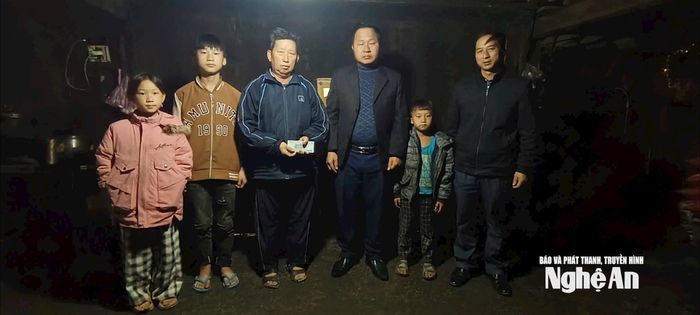 Trao quà hỗ trợ gia đình ông Vừ Nềnh Thông. Ảnh: Bá Rê