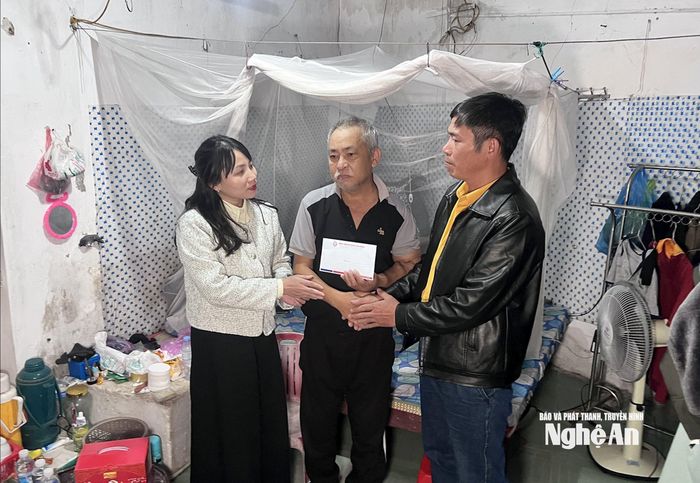 MTTQ xã Tân Kỳ thăm ông Vi Văn Ngữ tại xóm trọ. Ảnh: Ngọc Dũng
