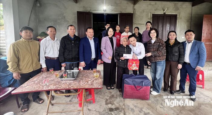 Trao quà hỗ trợ gia đình bà Nguyễn Thị Hường. Ảnh: Ngọc Dũng