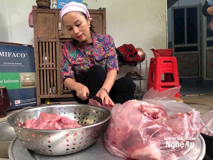 Chị Lô Thị Thêu chuẩn bị nguyên liệu cho món thịt giàng. Ảnh: T.P