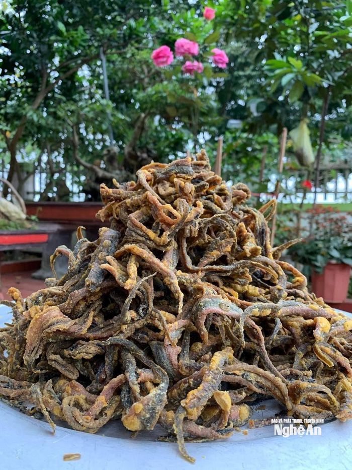 “Làm mới” món lươn bằng sản phẩm lươn khô chiên giòn song vẫn giữ được hương vị đặc sản của quê hương. Ảnh: T.P