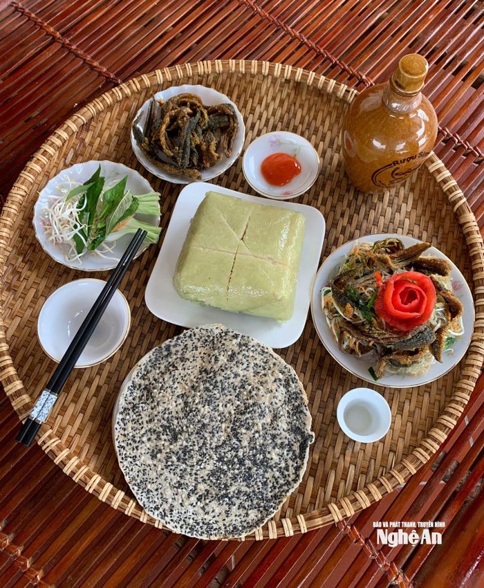 Món lươn chiên giòn có mặt trong mâm cỗ Tết của nhiều gia đình vài năm gần đây. Ảnh: T.P