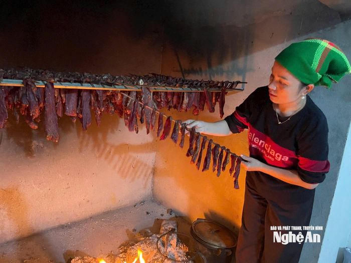Những ngày Tết, bếp lửa chị Thêu luôn đỏ để hong thịt kịp cho khách đặt mua làm quà. Ảnh: T.P