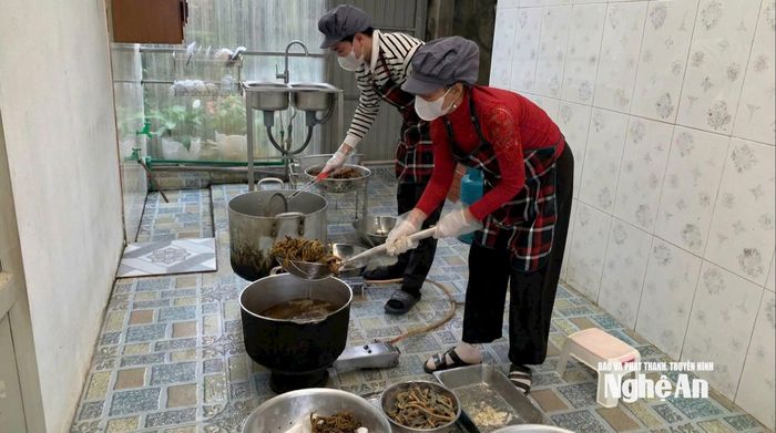 Chế biến món lươn chiên giòn. Ảnh: T.P