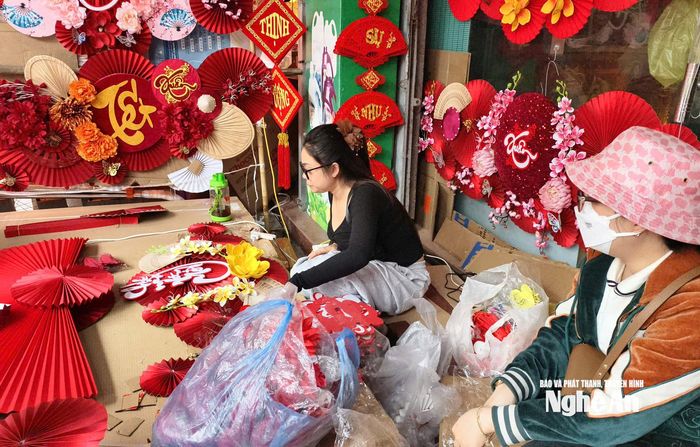 Chị Lương Hoàng Khánh Trâm (áo đen) làm mẫu trang trí theo yêu cầu của khách. Ảnh: Diệp Thanh