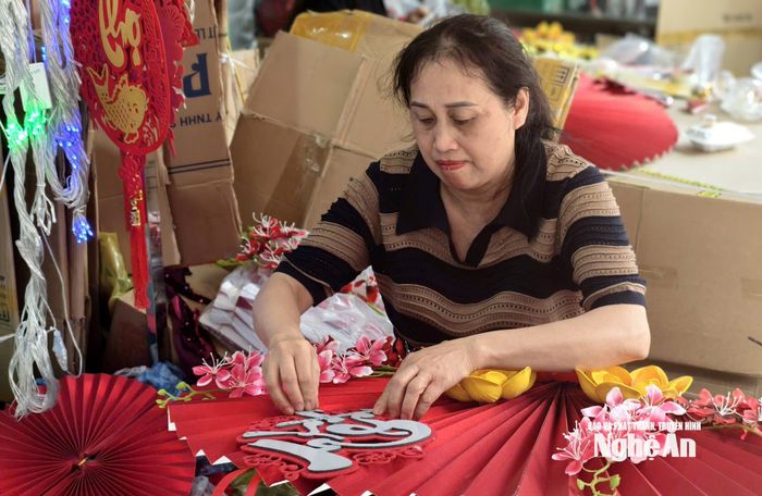 Sáng 28 Tết, dịch vụ trang trí Tết vẫn tất bật phục vụ khách. Ảnh: Diệp Thanh