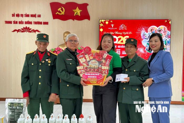Các cơ quan, đơn vị, doanh nghiệp tặng quà Tết cho các thương, bệnh binh. Ảnh: Minh Quân
