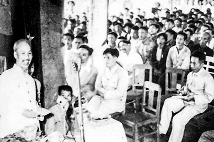  Bác Hồ nói chuyện với cán bộ, Nhân dân Hà Tĩnh trong chuyến về thăm vào ngày 15/6/1957. Ảnh tư liệu . 