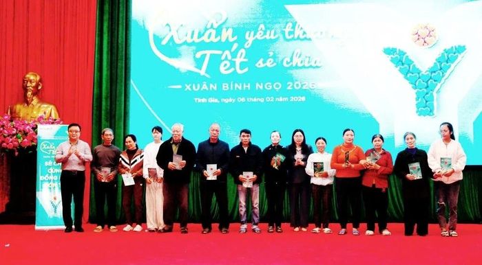 Lãnh đạo phường Tĩnh Gia và đại diện Tổng Công ty phân bón và hóa chất dầu khí Miền bắc trao quà cho các hộ gia đình có hoàn cảnh đặc biệt khó khăn trên địa bàn phường.