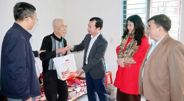 Đồng chí Đặng Văn Quang, Chủ tịch UBND phường Tĩnh Gia trao quà cho gia đình chính sách trên địa bàn phường.