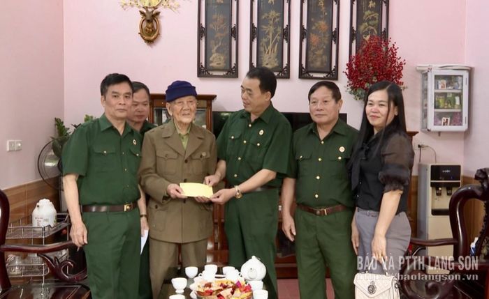Hội CCB tỉnh thăm, tặng quà cho hội viên CCB xã Thất Khê