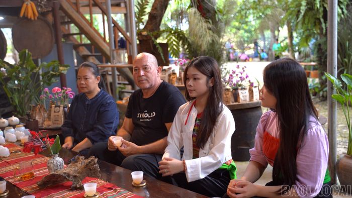 Những vị khách phương xa không chỉ đến để ăn, mà để hiểu câu chuyện phía sau từng món ăn, câu chuyện về lao động, về ruộng nước và bản làng. Giữa sự đổi thay của vùng đất du lịch đang phát triển, những bếp lửa vẫn đỏ, những ống cơm lam vẫn thơm mùi tre và những bộ váy áo truyền thống vẫn được khoác lên bằng niềm tự hào. Đó là cách người Mường kể câu chuyện của dân tộc mình bằng chính đời sống thường ngày.