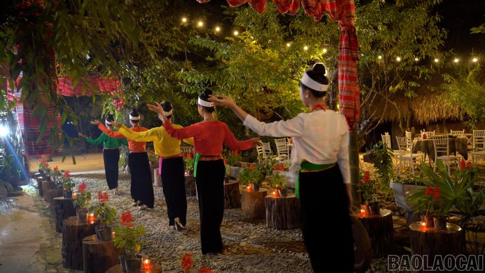 Áo cóm, váy đen dài, thắt lưng xanh và khăn đội đầu tạo nên vẻ duyên dáng riêng biệt của phụ nữ Mường. Hoa văn trên váy phản ánh quan niệm thẩm mỹ và tín ngưỡng, trang phục không chỉ để mặc mà còn là cách người Mường nhớ về cội nguồn.