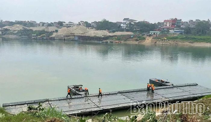 Với sự khẩn trương và hiệp đồng chặt chẽ của cán bộ, chiến sĩ Lữ đoàn 249, cầu phao qua sông Lô đang dần hình thành.