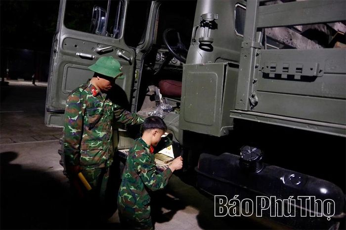 Cán bộ, chiến sĩ kiểm tra phương tiện trước giờ hành quân.