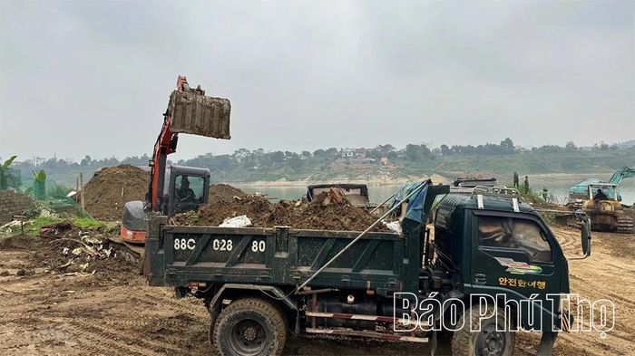 Cũng từ lúc rạng sáng, tại bến sông Lô thuộc địa phận xã Đoan Hùng, lực lượng tiền trạm phối hợp cùng các đơn vị bộ đội tiến hành gia cố nền móng để có thể lắp đặt cầu phao, phục vụ Nhân dân đi lại an toàn.