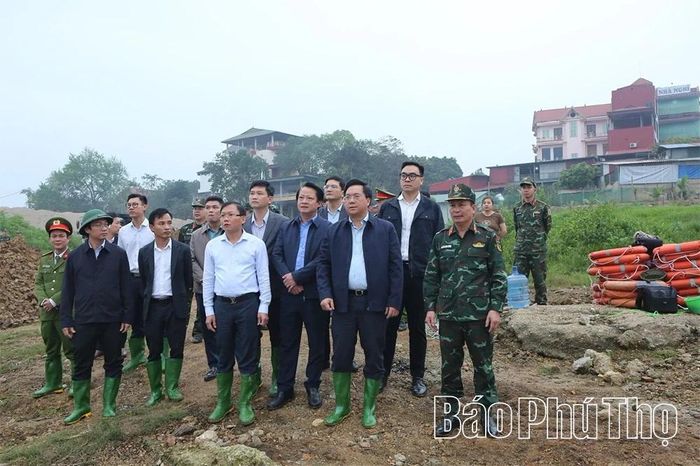 Kiểm tra thực tế tại khu vực lắp cầu phao, đồng chí Trần Duy Đông - Ủy viên dự khuyết Ban Chấp hành Trung ương Đảng, Phó Bí thư Tỉnh ủy, Chủ tịch UBND tỉnh Phú Thọ yêu cầu các cơ quan, đơn vị liên quan phối hợp chặt chẽ trong quá trình thi công, với quyết tâm cao hoàn thành lắp đặt cầu phao ngay trong ngày 15/2; đồng thời bảo đảm tuyệt đối an toàn cho người và phương tiện khi vận hành.