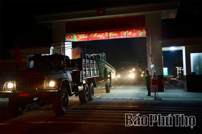 Đoàn xe qua cổng doanh trại, lên đường làm nhiệm vụ.