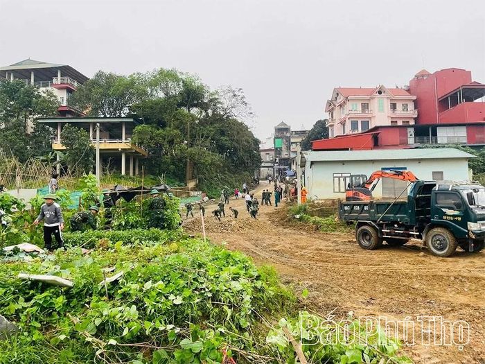 Làm đường dẫn cầu phao.