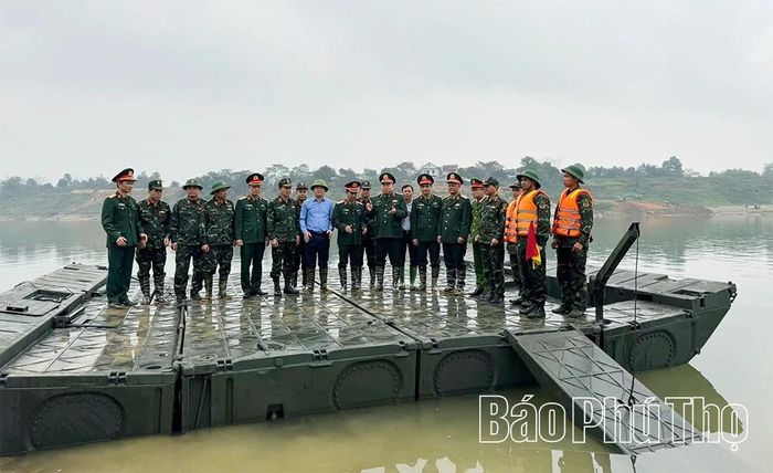 Việc thi công cầu phao qua sông Lô (xã Đoan Hùng, tỉnh Phú Thọ) đang được thực hiện thần tốc, phấn đấu hoàn thành trong ngày 28 Tết (15/2/2026) để phục vụ người dân đi lại sau sự cố cầu cũ.